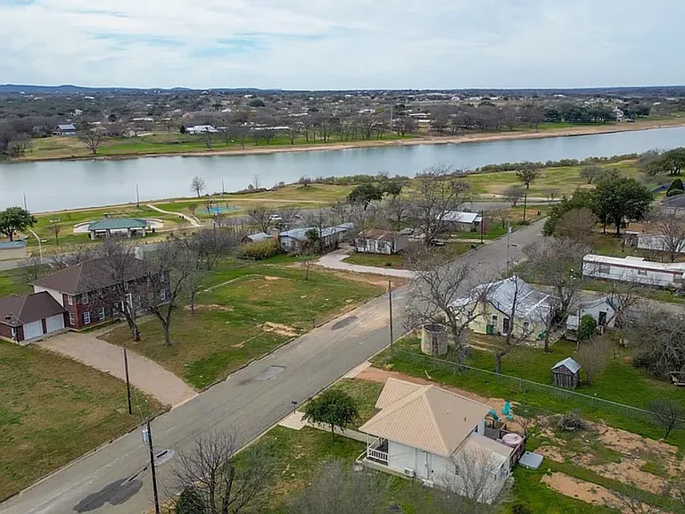 305 W Tarrant St — Photo 14