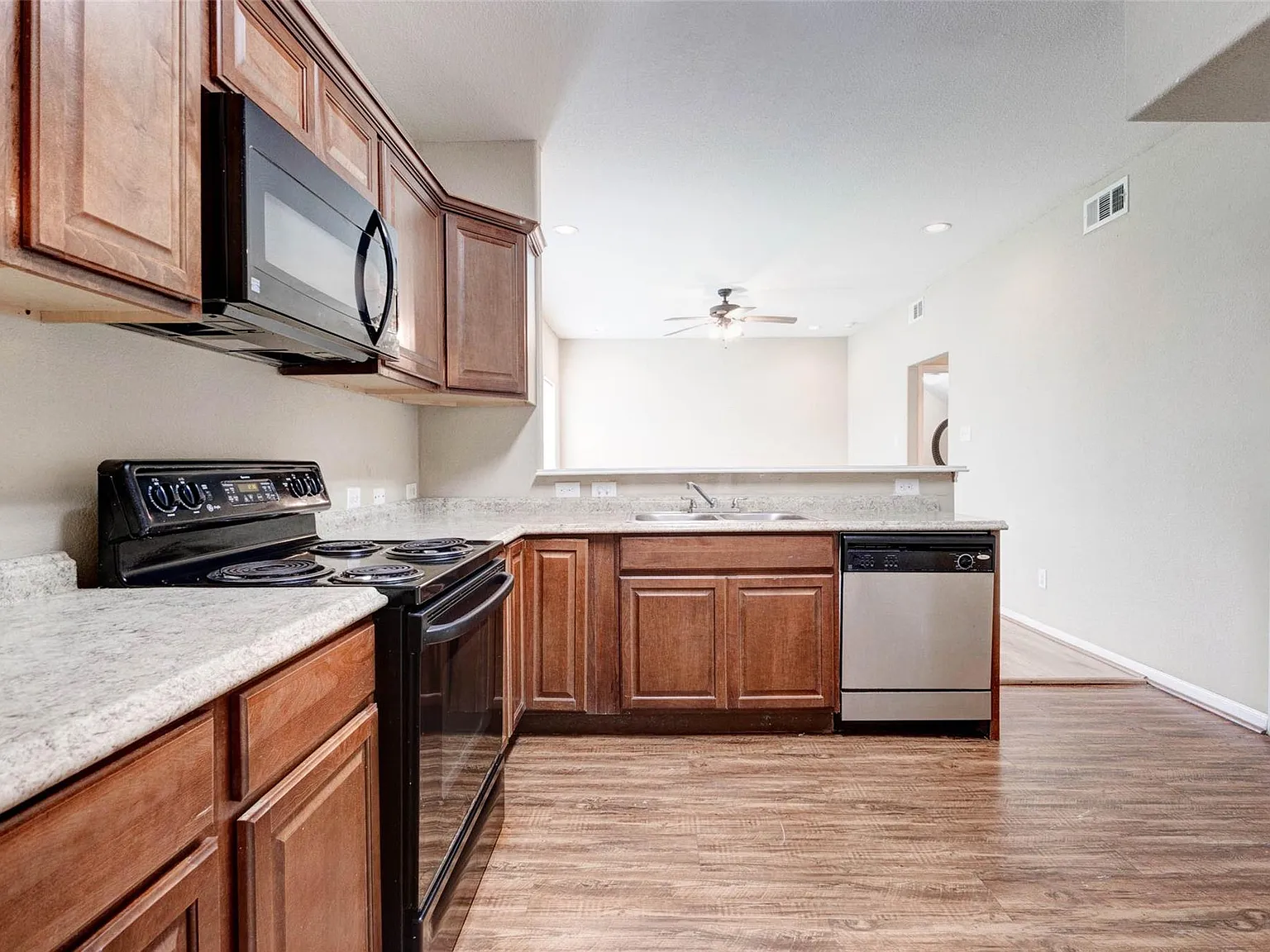 3 bed, 2.5 bath, 1320 sqft, $1,795 — Photo 2