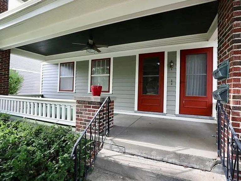 Beautiful 2BR 1BA unit w/ Covered Porch in Downtown Liberty — Photo 1