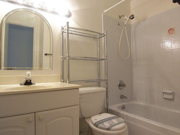 2nd bathroom (with a Tub)