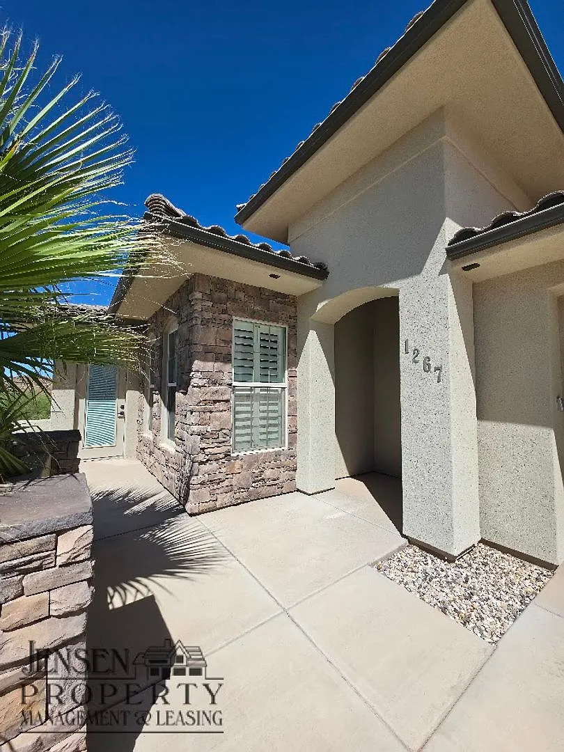 Home with Private Pool — Photo 3
