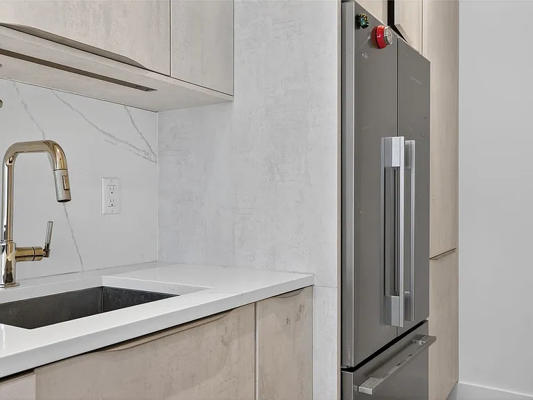 1129 Halsey St #4R — Photo 3