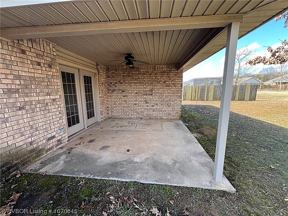 3rd image of 2600 Red Oak Dr