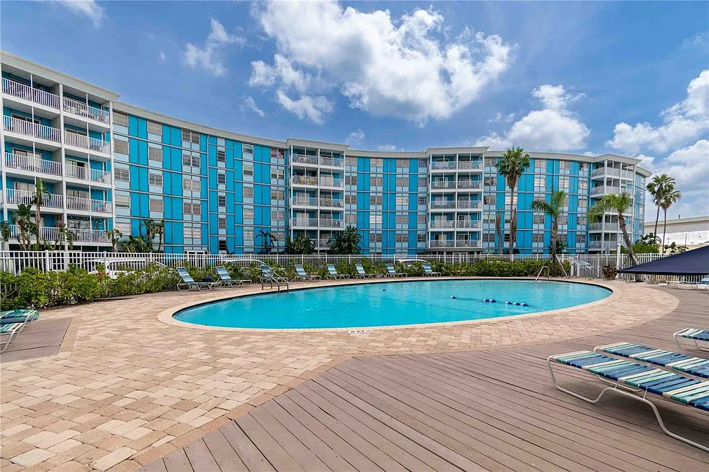 2 bed, 1.0 bath, 887 sqft, $1,600 — Photo 1