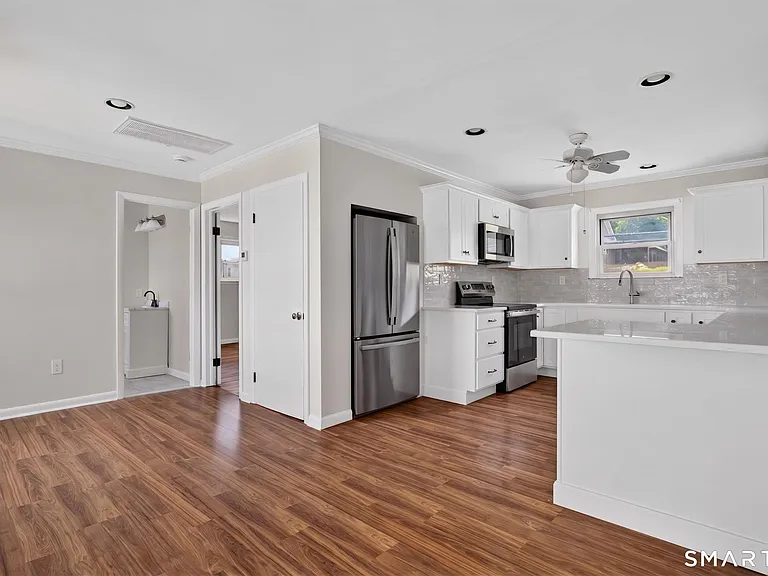272 Elm St #UPSTAIRS — Photo 11