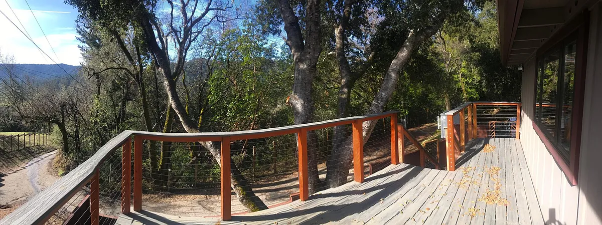 Large sunny upstairs deck with open & private views perfect for entertaining or relaxing. View of Castle Rock State Park & garden area. No street lighting for perfect stargazing evenings. No neighbor directly in front or to the right side of property & de - 202 Buck Knoll Dr