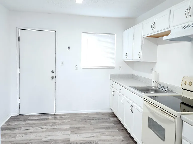 325 Tennessee St NE #C — Photo 2