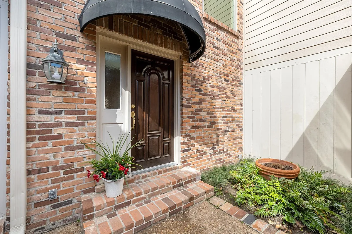 Building Photo - 5850 Valley Forge Dr #144