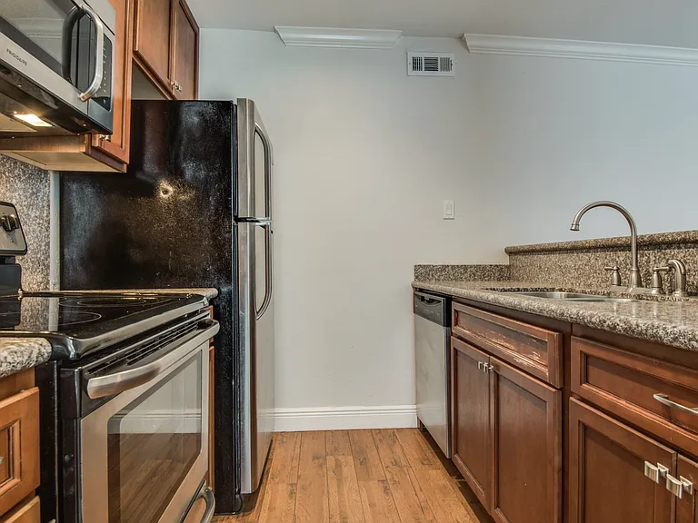 3907 Gilbert Ave — Photo 7