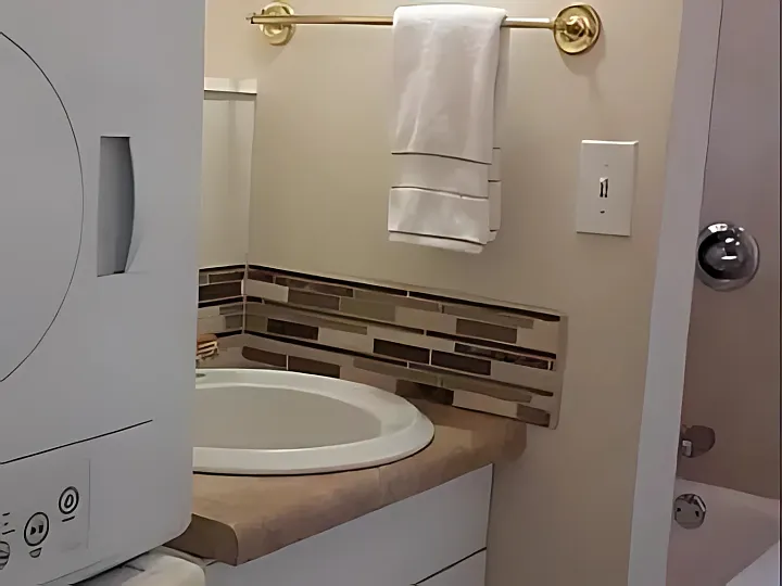 West Plaza Furnished Studio Apartments — Photo 2