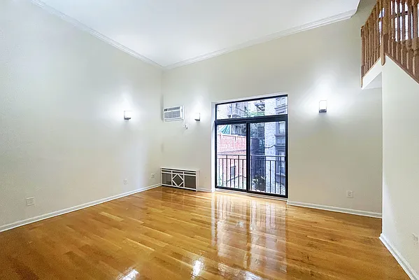 Rented by Coldwell Banker Warburg | media 13