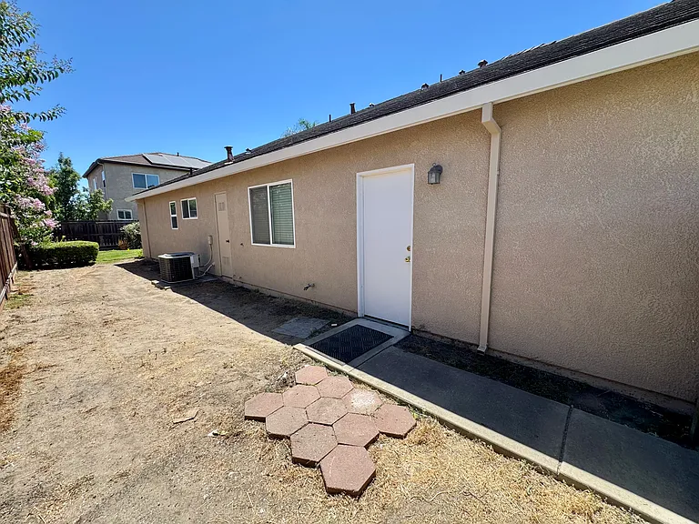 1398 Madelena Ln — Photo 35