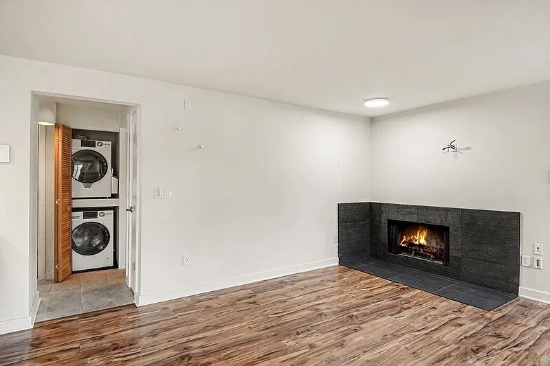 2 bed, 1.5 bath, 821 sqft, $3,000 — Photo 2