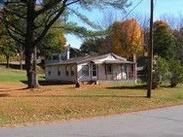 4 Lincoln St, Dexter, ME 04930
