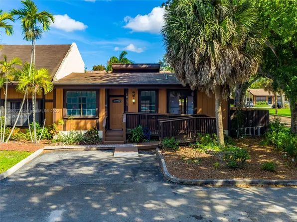 10230 Citrus Ct, Pembroke Pines, FL 33026