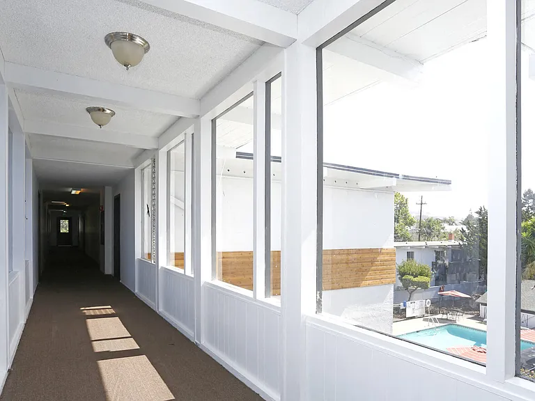 Metro Apartments — Photo 11