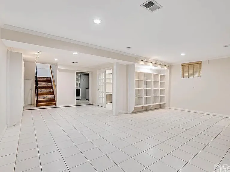 5 Hollywood St — Photo 9