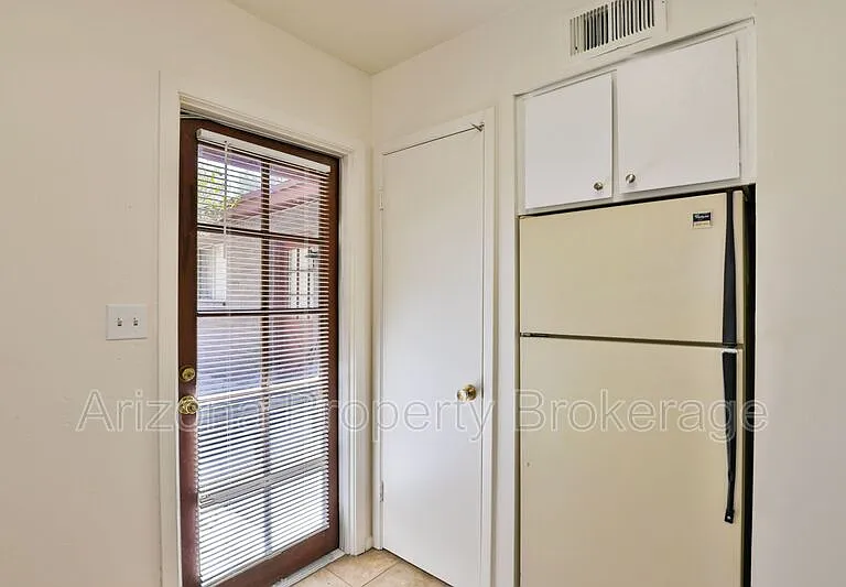 2323 S College Ave #5 — Photo 8