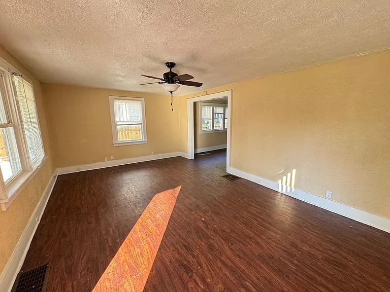 317 E Indiana Ave — Photo 2