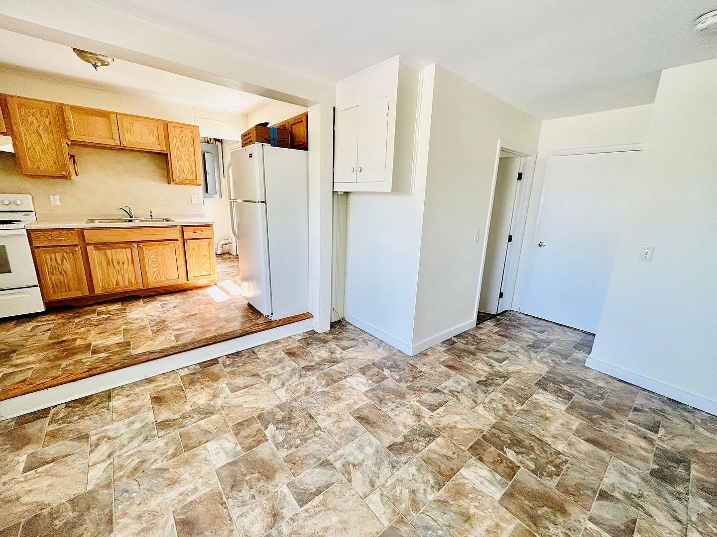 5 bedroom, 2 bathroom house — Photo 3