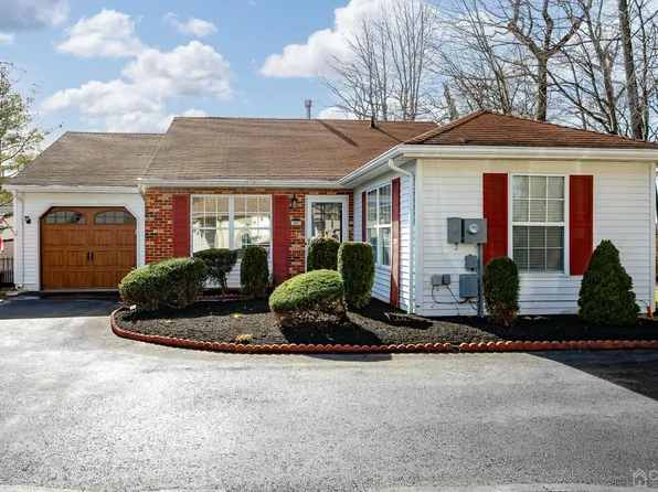 67 Farnworth Close, Freehold, NJ 07728