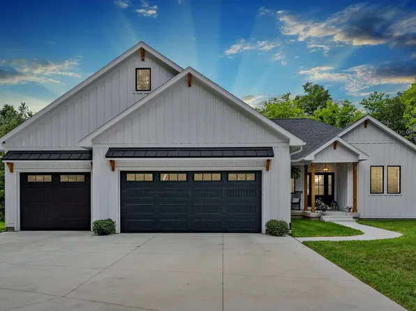 1672 212th St, Waverly, IA 50677