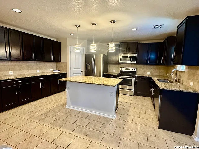 3 bed, 2.5 bath, 2240 sqft, $1,800 — Photo 2