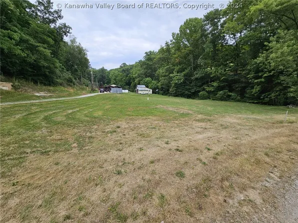 16 Veranda Ln, Elkview, WV 25071