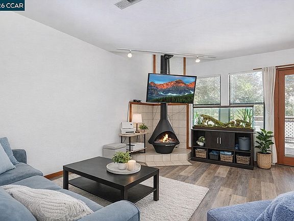 3rd image of 130 Creekside Ct