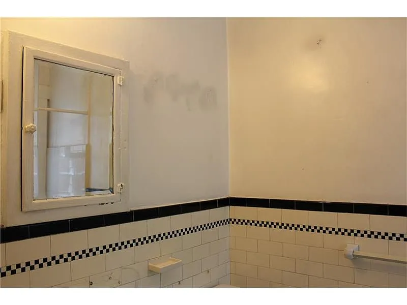 389 Gross St photo 1