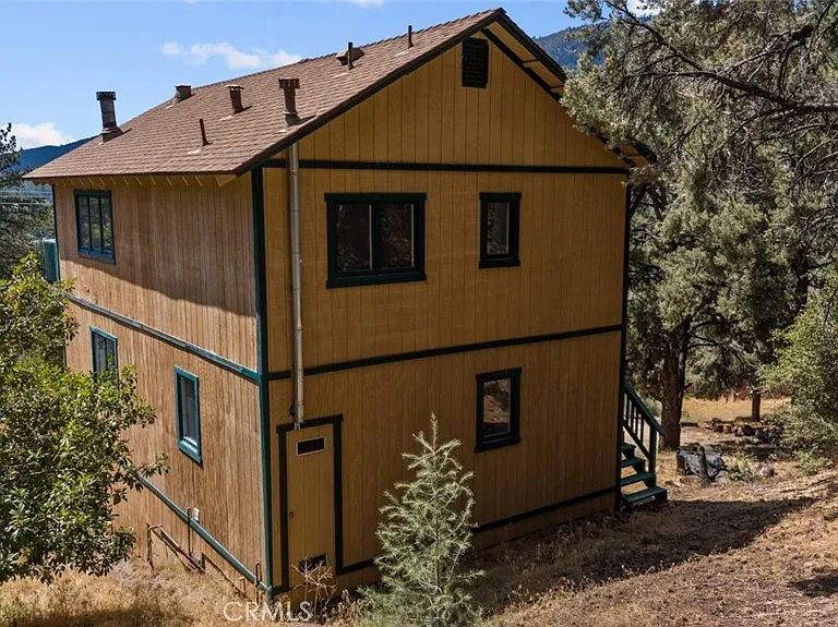 2304 Woodland Dr — Photo 3