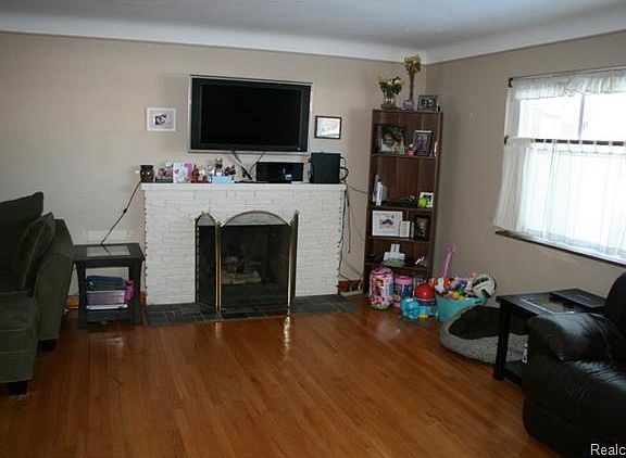 3rd image of 20012 Chalon St
