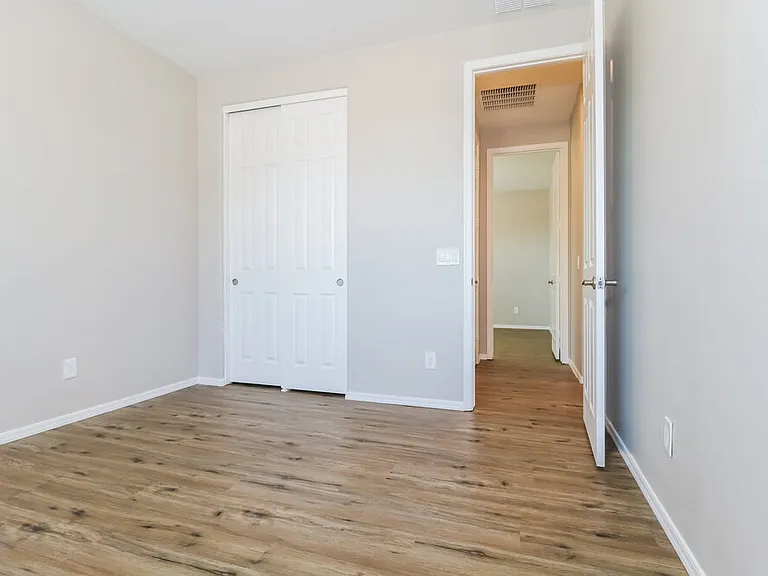 6114 S 30th Ln — Photo 12