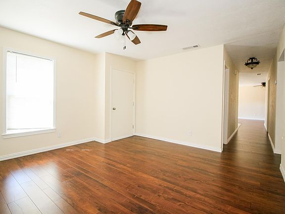 3rd image of 716 Livingston Dr