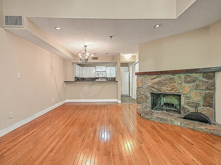 109 Beechnut St #7 — Photo 18