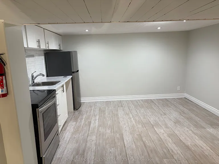 6 Sussex Ave — Photo 9