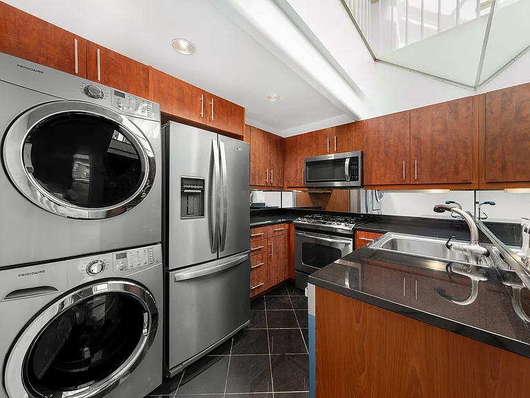 230 E 67th St #B — Photo 3