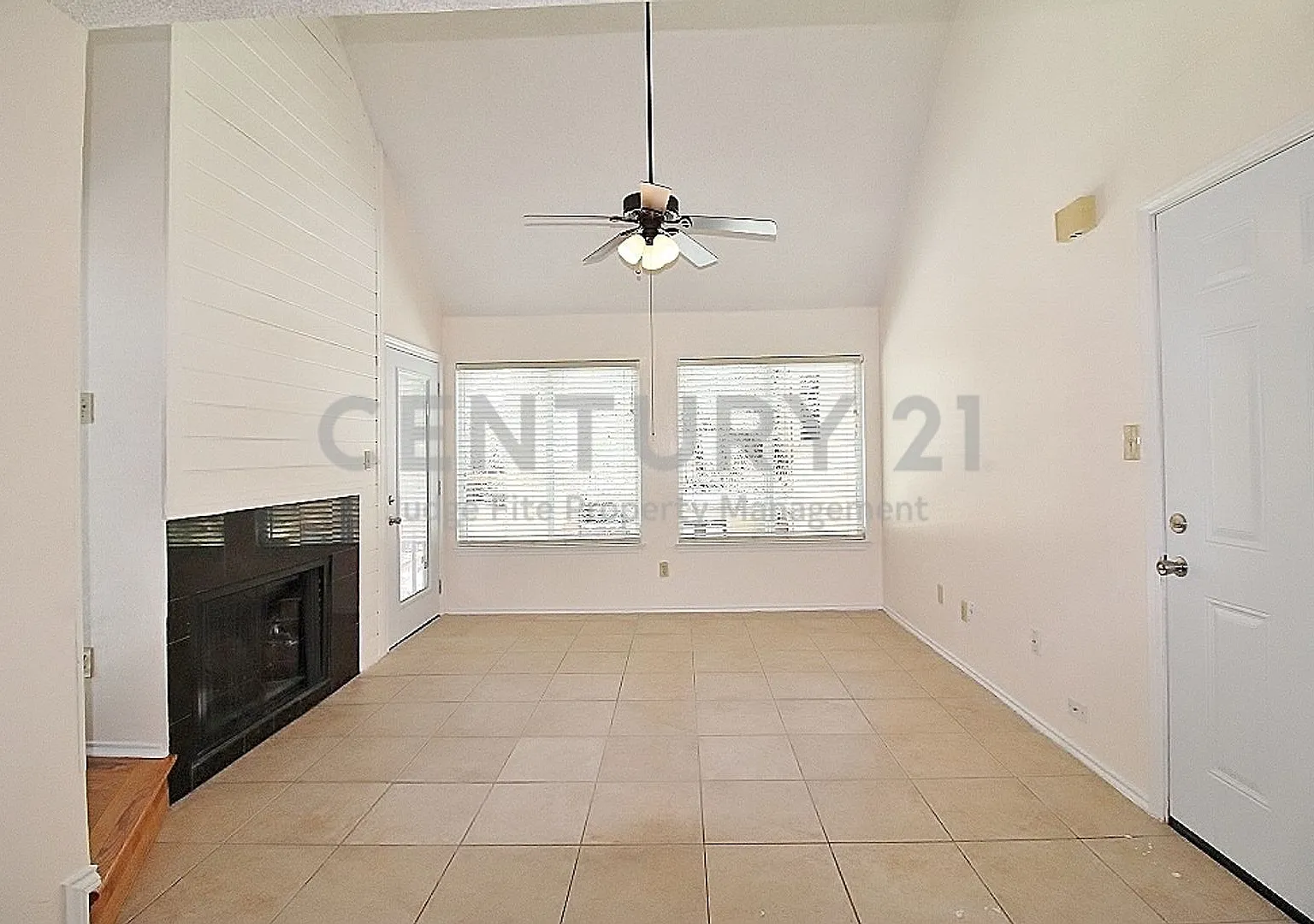 Amazing 2/2 Condo in Fantastic Arlington Location For Rent! — Photo 2