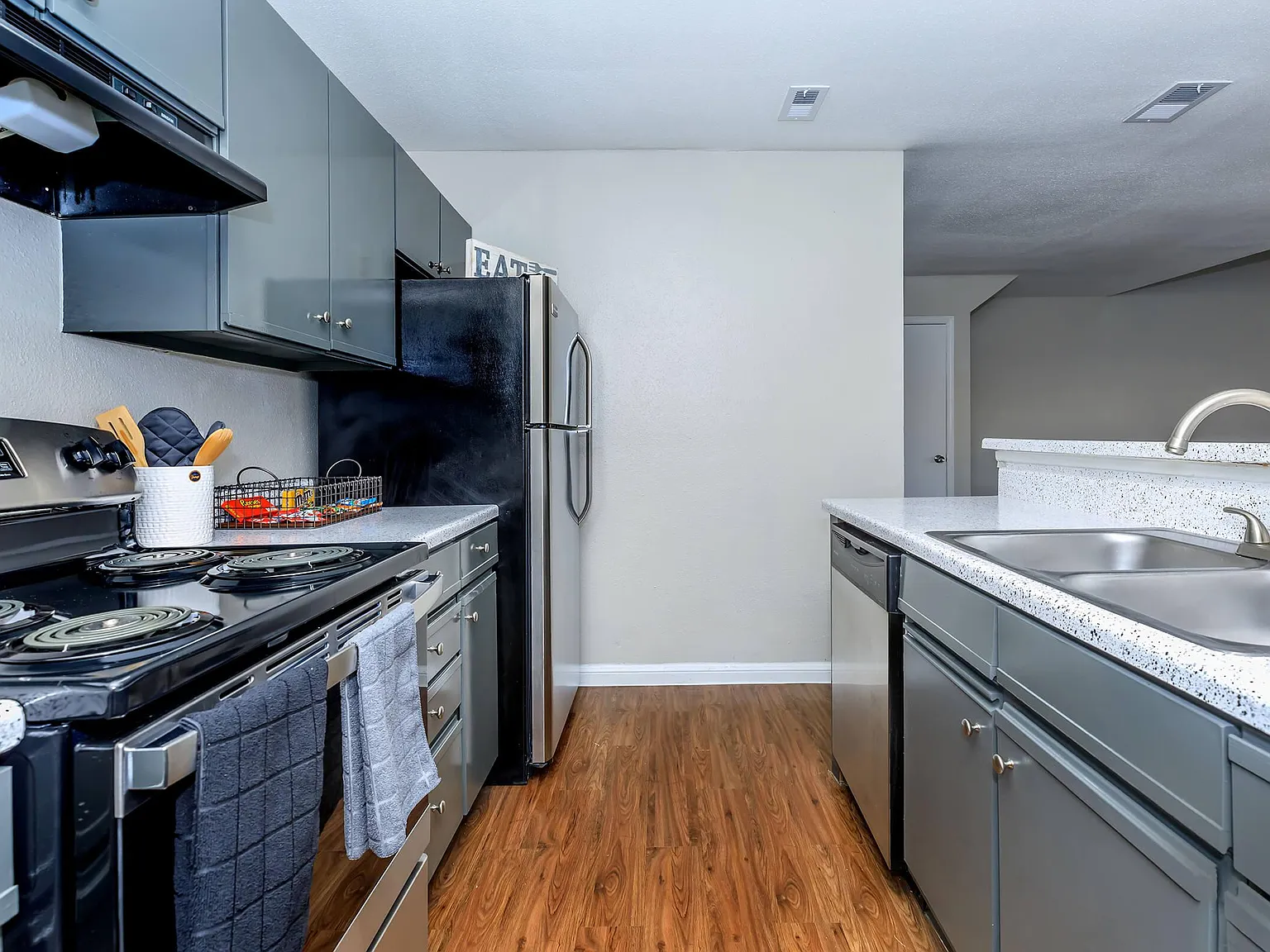 3 bed, 2.5 bath, 1335 sqft, $1,925 — Photo 3