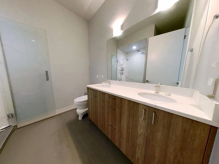 Unit 401 - bathroom