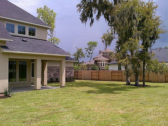 Large back yard with plenty of room for pool.