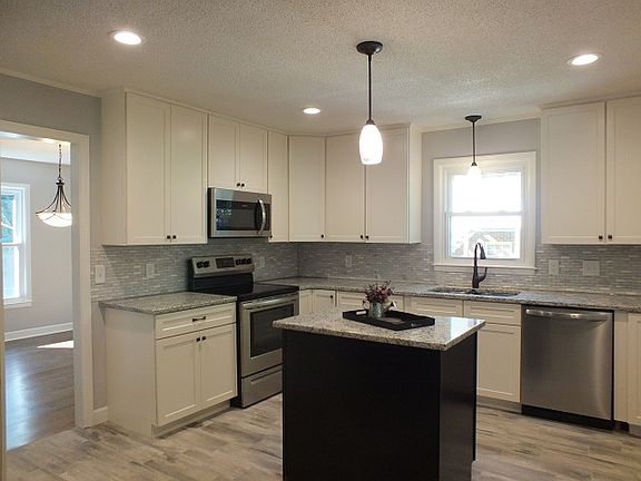 3rd image of 122 Saint James Dr