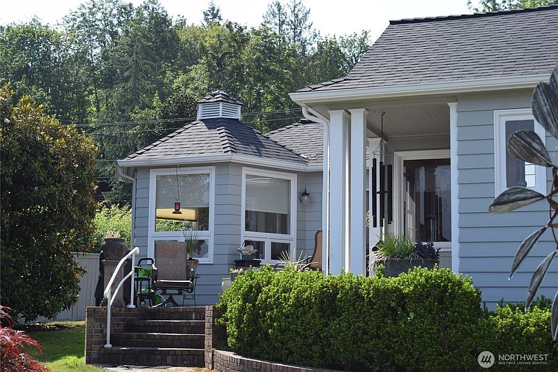 3rd image of 3538 Beach Drive E
