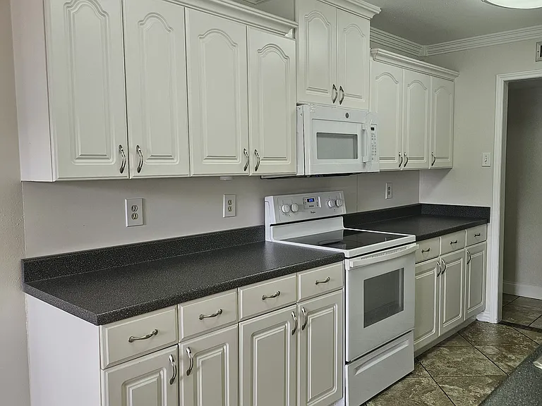 617 Country Ln — Photo 32
