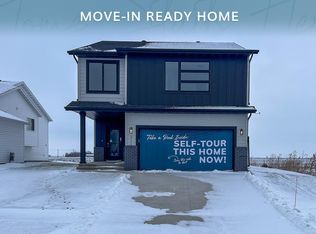 212 Lionheart Dr, Horace, ND 58047