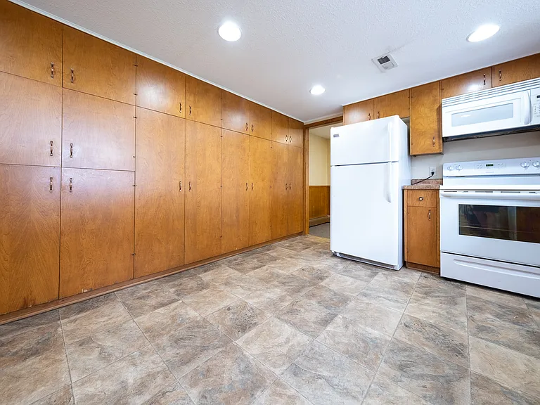 1140 Evergreen Ln N — Photo 18