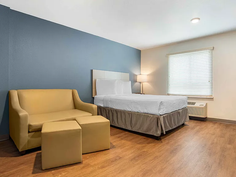 Deluxe Studio - 1 Queen Bed