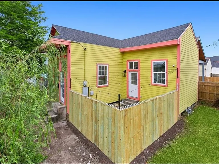 1674 N Robertson St — Photo 14