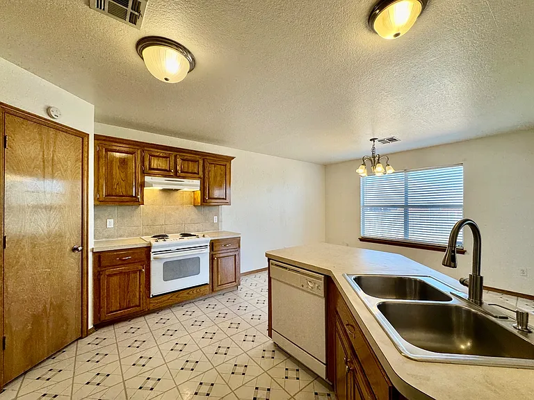 8221 Greer Way — Photo 16
