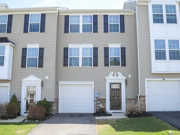 5 Gold Rose Ln, Easton, PA 18045